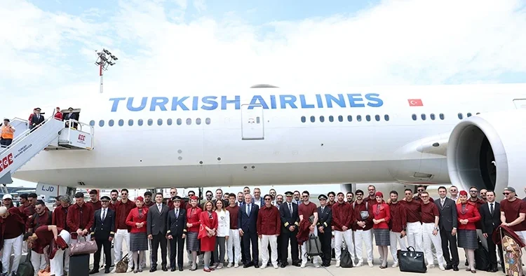 Bakan Bak milli futbolcuları ABD’ye uğurladı