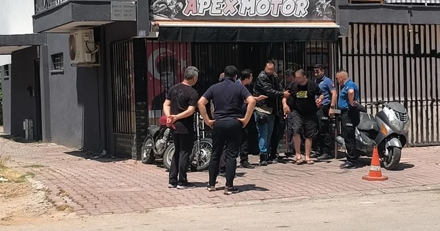 Ben söz verdim mi tutarım deyip üzerine benzin dökerek iş yerine kendini kilitledi Elindeki bıçakla kendisini iş yerine kilitleyen şahsı yakınları ve ekipler ikna etti Antalya Haberleri