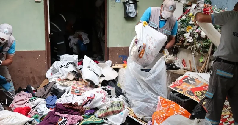 Denizli de 2 çöp evden 43 kamyon atık çıkarıldı
