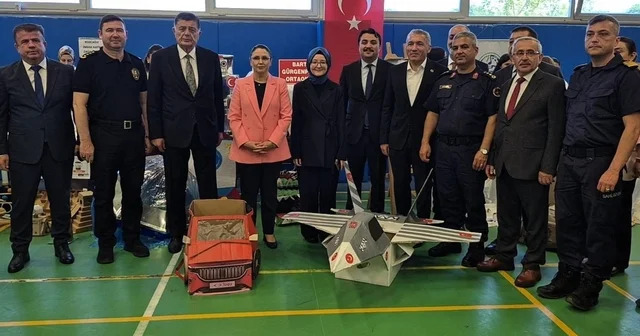 Atık malzemelerden yapılan kostümlere büyük ilgi Bartın Haberleri