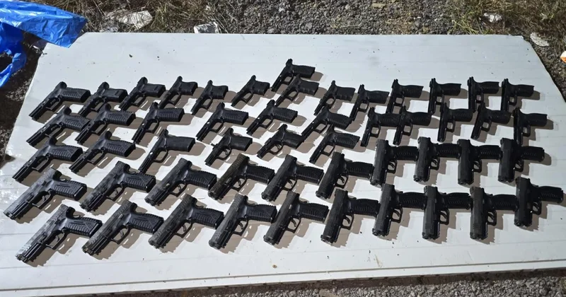 İstanbul da kaçak silah operasyonunda 20 tabanca ele geçirildi