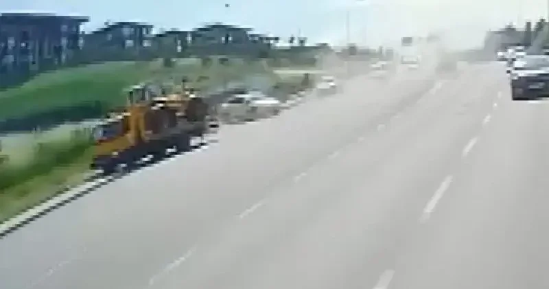 Küçükçekmece de iş makinesi taşıyan çekici devrildi; şoförün öldüğü kaza kamerada