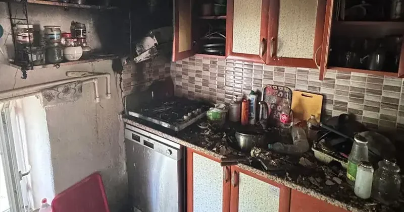 Elektrikli ocaktan çıkan yangın, mutfak eşyaları kullanılamaz hale getirdi