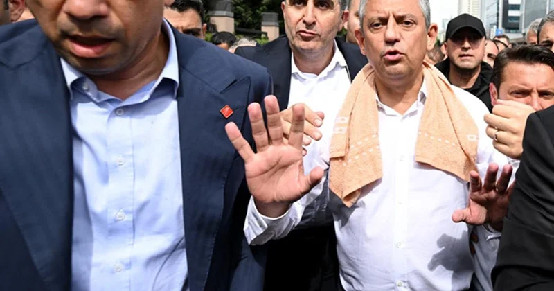 Özgür Özel in CHP Genel Merkez deki arbedeyle ilgili ilk kez açıkladığı detay: Bellerinde kasaturalarla geldiler