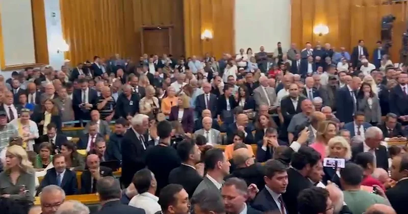 CHP grup salonunda hıncahınç kalabalık! Vekiller sloganlar atıyor