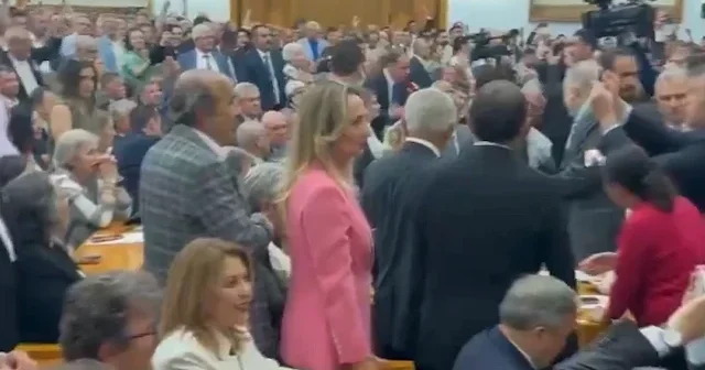 TBMM de Özgür Özel i destekleyen CHP lilerden Hain Kemal sloganları VİDEO İZLE