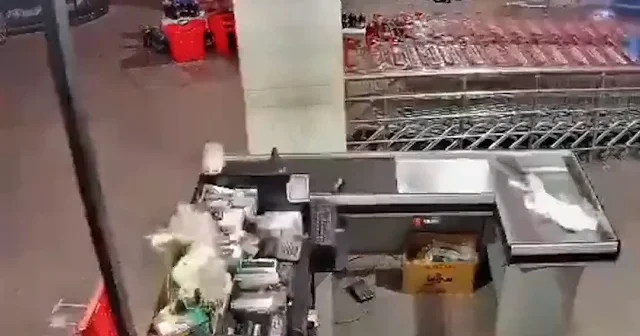 İşgalci İsrail Lübnan da bir marketi vurdu: Saldırı anı kamerada VİDEO İZLE