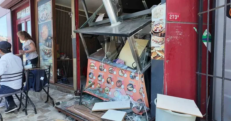 Avcılar’da direksiyon hakimiyetini kaybeden sürücü restorana daldı