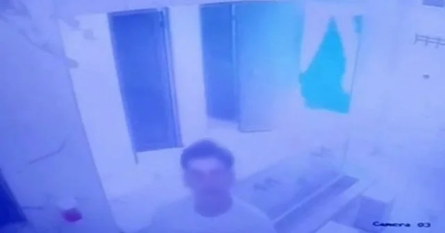 Bunlar da süslü hırsız; önce süslendiler sonra çaldılar Konya da girdikleri caminin şadırvanında çalacak bir şey bulamayan 2 kişi süslendikten sonra güvenlik kamerasını çaldı Konya Haberleri