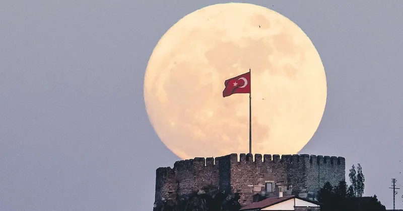 Mavi Ay büyüledi