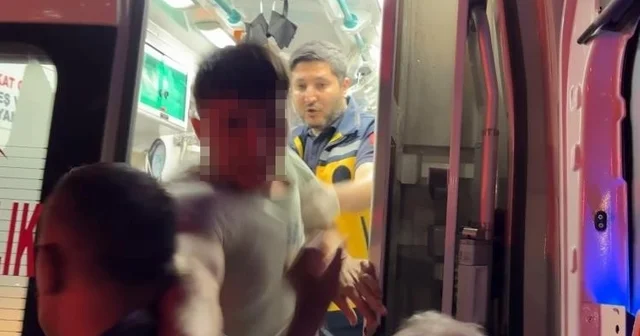 Ambulanstan fırlayıp gazeteciye böyle saldırdı Polisin elinden kurtulan genç, gazetecinin peşine düştü Aksaray Haberleri