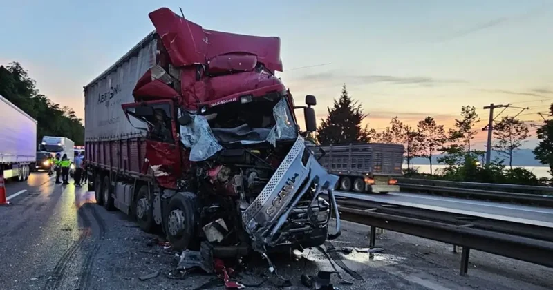 Yer: Sakarya! Hurdaya dönen araçtan hafif sıyrıklarla kurtuldu