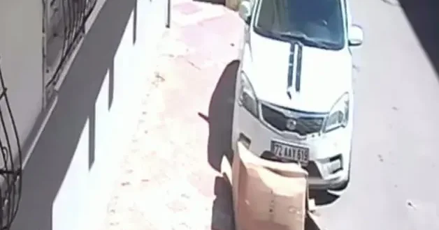 Batman da çocuğun yaktığı karton az kalsın otomobili tutuşturuyordu
