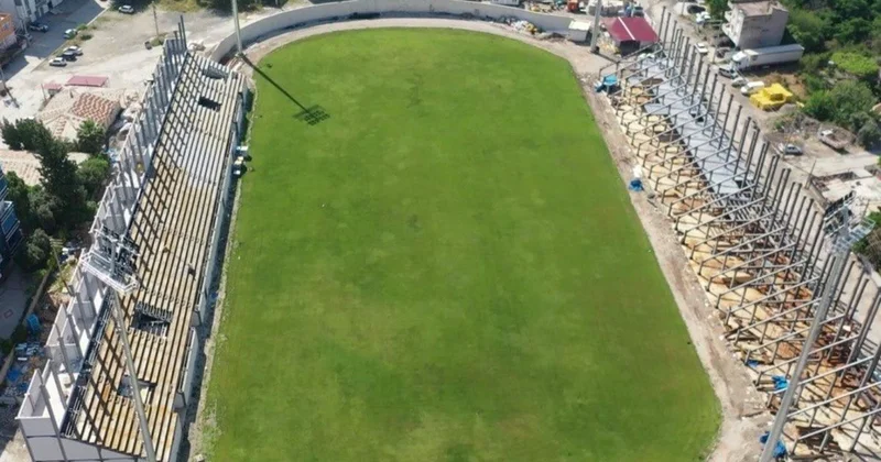 Depremde hasar alan 7 Ocak Stadyumu, yeniden yükseliyor