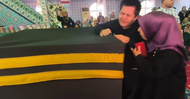 Kabe maketine sarılıp gözyaşı döken engelli genç ettiği duayla duygulandırdı VİDEO İZLE