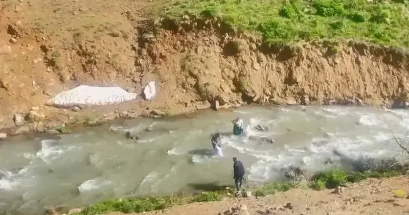 Derede mahsur kaldı, tesadüfen bölgeden geçen Özel İdare ekipleri kurtardı
