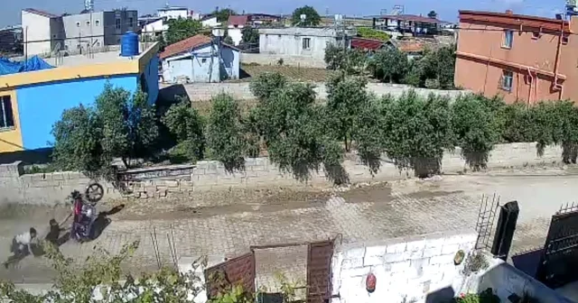 Sürücüsünün ön tekerini kaldırdığı motosiklet duvara çarptı; kaza kamerada Hatay Haberleri