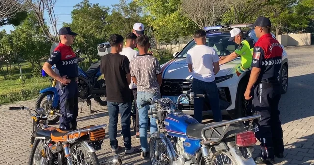 Motosikletli trafik canavarları jandarmadan kaçamadı Gözaltına alınan 4 gence yaklaşık 300 bin lira ceza kesildi Aksaray Haberleri Habertürk Yerel Haberler