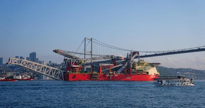 Doğal gaz boru hattı döşeme platformu İstanbul Boğazı ndan geçiş yaptı