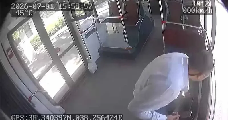 Otobüste unutulan içinde ziynet eşyası olan çantayı şoför sahibine ulaştırdı