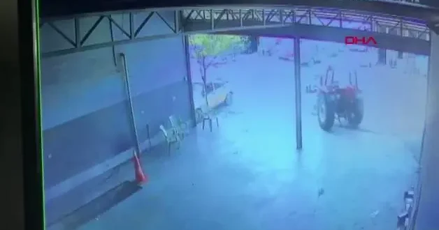 Tamirhanede el freni çekilmeyen traktör yola çıktı; o anlar kamerada