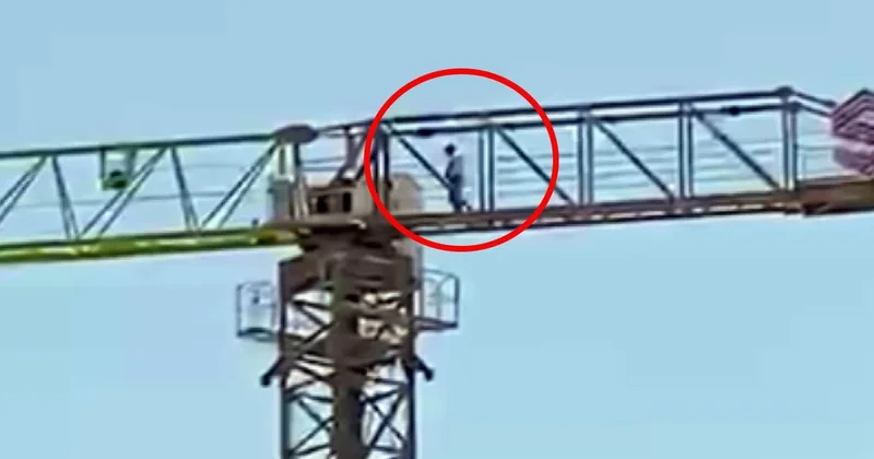 Vinç operatörü 40 metre yükseklikte namaz kılıp çalışmaya devam etti