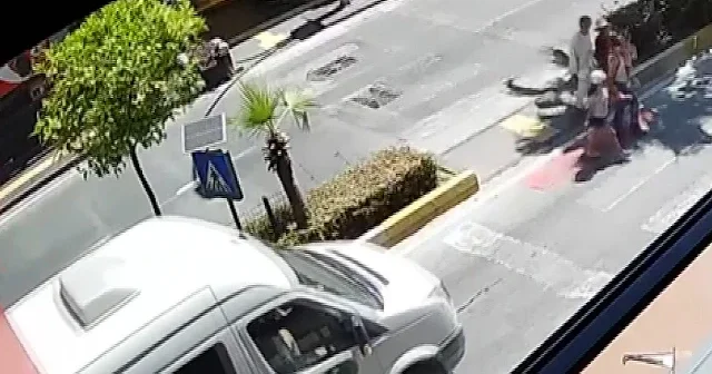 Antalya da hafif ticari yayaya yol veren minibüse arkadan araç çarptı: O anlar kamerada VİDEO İZLE
