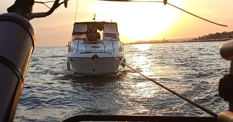 Beylikdüzü açıklarında makine arızası yapan tekne kurtarıldı
