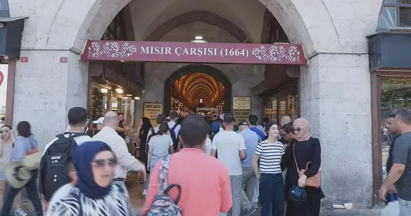 Mısır Çarşısı nda çıkan yangın söndürüldü; 3 kişi dumandan etkilendi