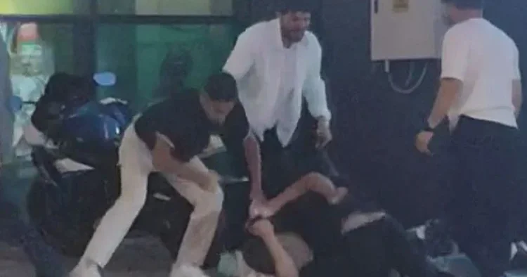 İstanbul’da gençlerin kavgası kamerada! Yere yatırıp demirle darbettiler
