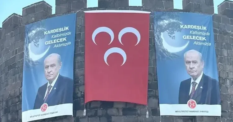 Diyarbakır da tarihi Dağkapı Burcu’na Devlet Bahçeli posteri ve MHP bayrağı asıldı