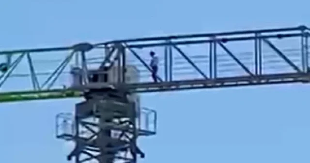 Ankara’da inşaatta duygulandıran anlar: Vinç operatörü 40 metre yükseklikte namaza durdu VİDEO İZLE