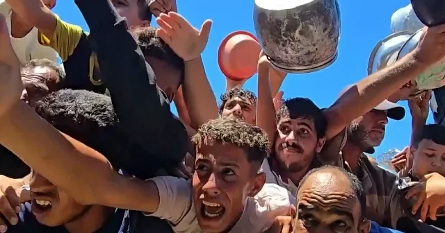 Gazze de açlık kuyruğu büyüyor: Bir tas sıcak yemek için saatlerce bekliyorlar VİDEO İZLE