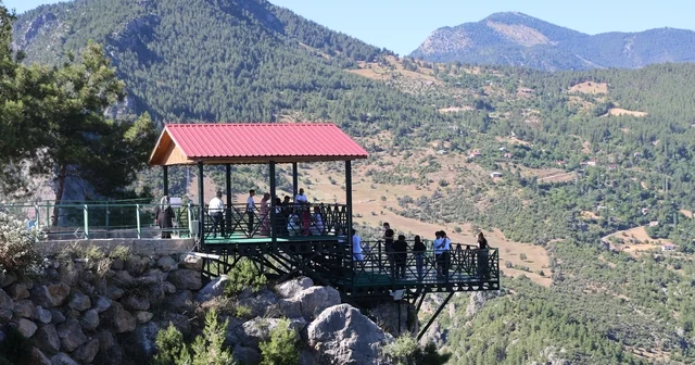 Sıcaktan bunalan Adanalılar, 800 rakımdaki cam seyir terasına akın etti Adana Haberleri Habertürk Yerel Haberler