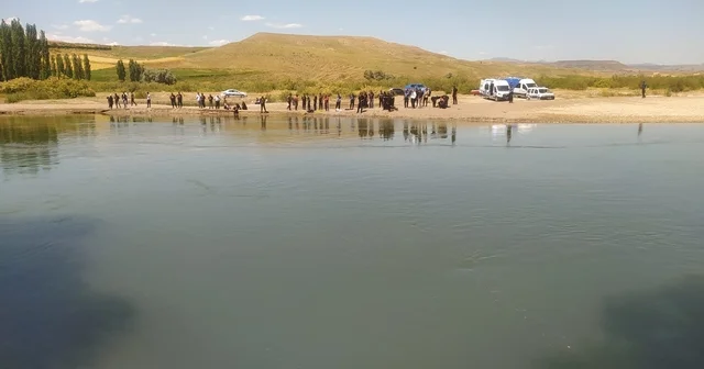Sivas ta serinlemek için suya giren 3 kişiden 1 i öldü, 1 i tedavi altına alınırken kayıp çocuğu arama çalışmaları sürüyor Sivas Haberleri Habertürk Yerel Haberler