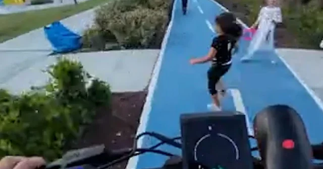 Bisiklet yolunda skuterla çocuğa çarptı: Taraflar ikiye bölündü VİDEO İZLE
