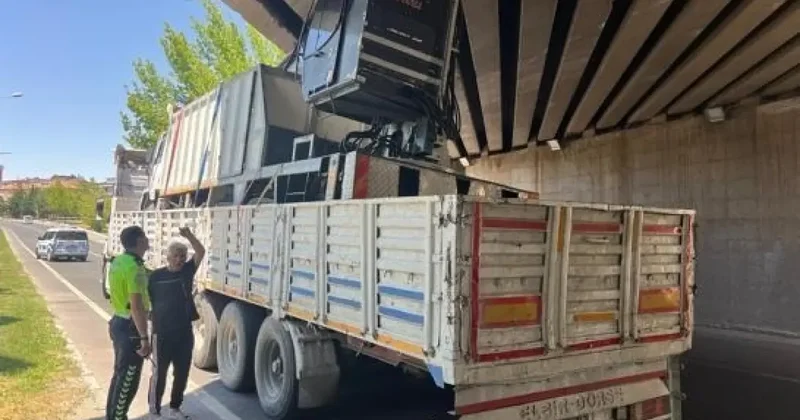 İş makinesi yüklü tır, köprüde sıkıştı, ulaşım aksadı