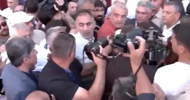 Sivas Katliamı Anma Yürüyüşü’nde Özgür Özel e tepki: Biz burada acımızı yaşıyoruz siz neyin peşindesiniz? VİDEO İZLE