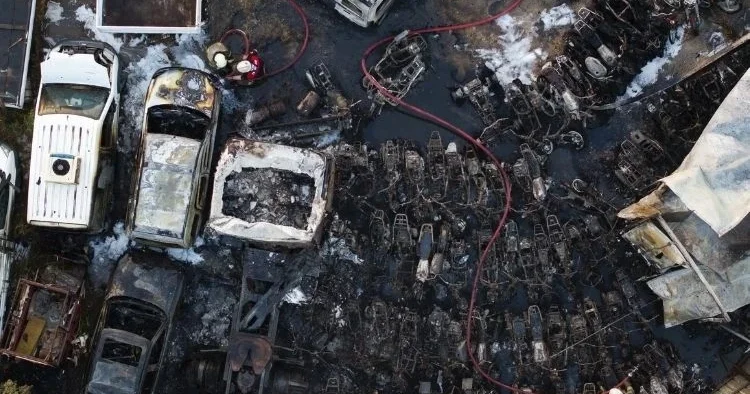 İzmir de yediemin otoparkında yangın… 62 araç zarar gördü