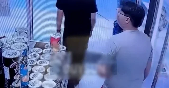 Gaziosmanpaşa da benzin istasyonunda facianın eşiğinden dönüldü: Çocuğun çakmakla çıkardığı alevi son anda söndürdü VİDEO İZLE