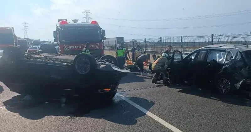 Silivri de TEM Otoyolu nda üç aracın karıştığı zincirleme kaza: 5 yaralı