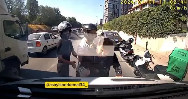 İstanbul da trafik terörü: Motorcu sürücünün üzerine yürüyüp araca saldırdı!
