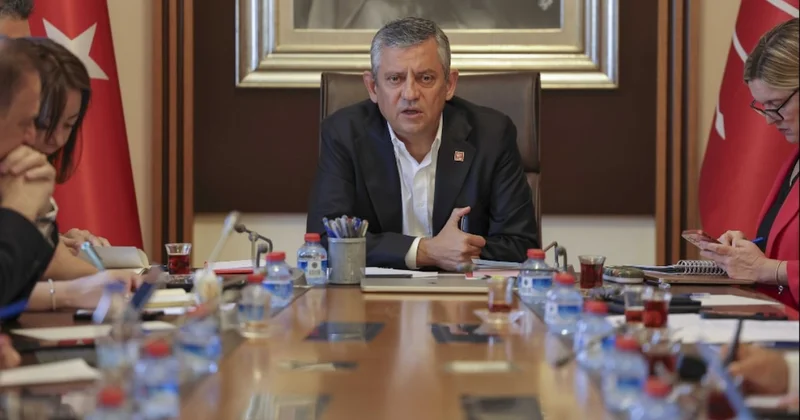 Özgür Özel in masasındaki özel dosya Sözcü Gazetesi