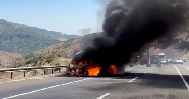 Diyarbakır da seyir halindeki otomobil alevlere teslim oldu: Araç demir yığınına döndü VİDEO İZLE
