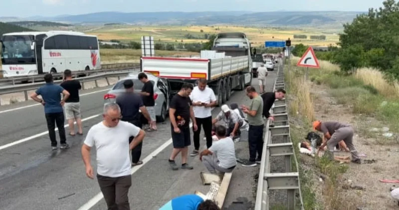 Son dakika haberi: Aynı yönde TIR a çarptı: 1 ölü, 4 ü çocuk 7 yaralı Son dakika haberleri