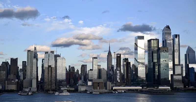 Empire State binasına tırmanan çift evlilik teklifinin ardından gözaltına alındı
