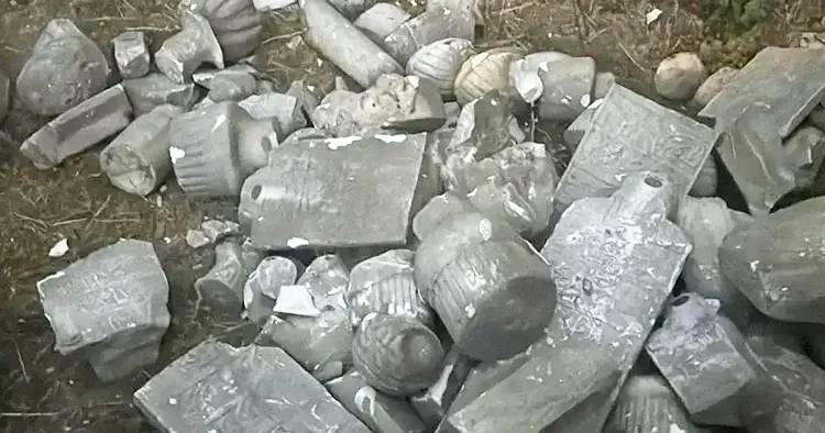 Fatih te tarihi hazireye çirkin saldırı! 7 mezar taşını kırıp kaçtı
