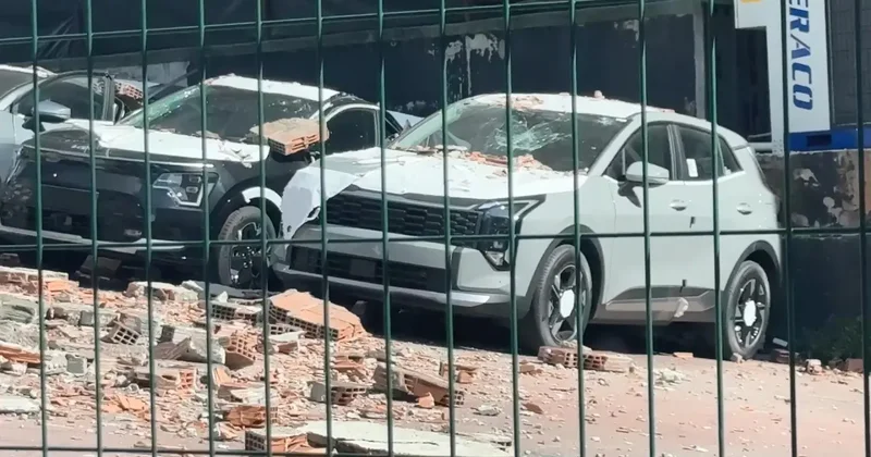 Kağıthane’de duvar otoparka doğru çöktü: 12 sıfır araçta 30 milyon liralık hasar oluştu