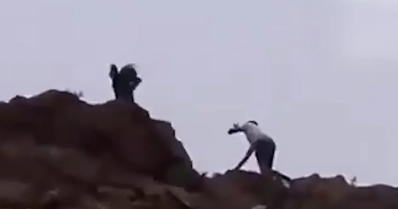 Faslı göçmenler ülkeye geri döndü! Askerden taşlı müdahale