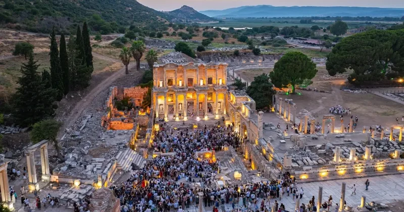 Efes Antik Kenti Gece Müzeciliği ile doldu taştı! Yüz binler eşsiz atmosferde buluştu